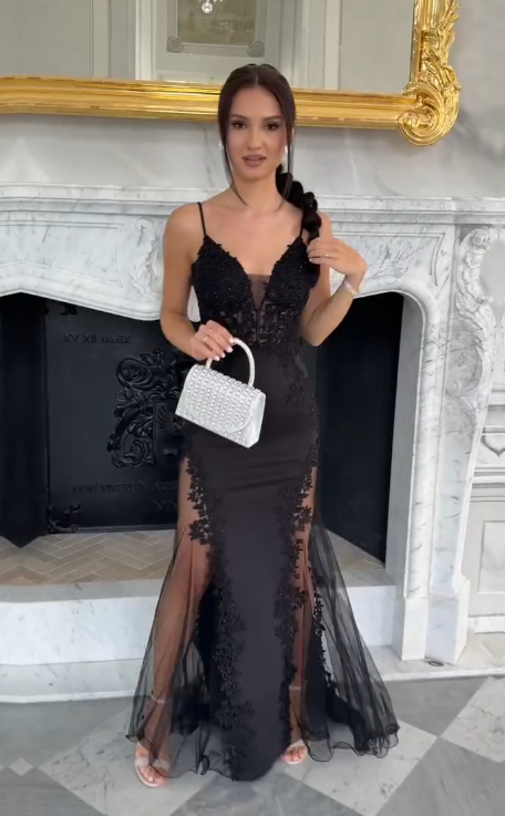 Sukienka na ramiączkach typu spaghetti z głębokim dekoltem w serek i wysokim rozcięciem, wykonana z półprzezroczystego materiału i ozdobiona aplikacjami.