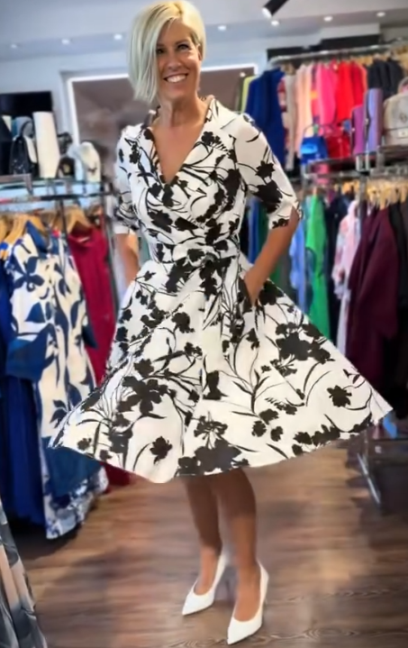 Sukienka z klapami i rękawem trzy czwarte