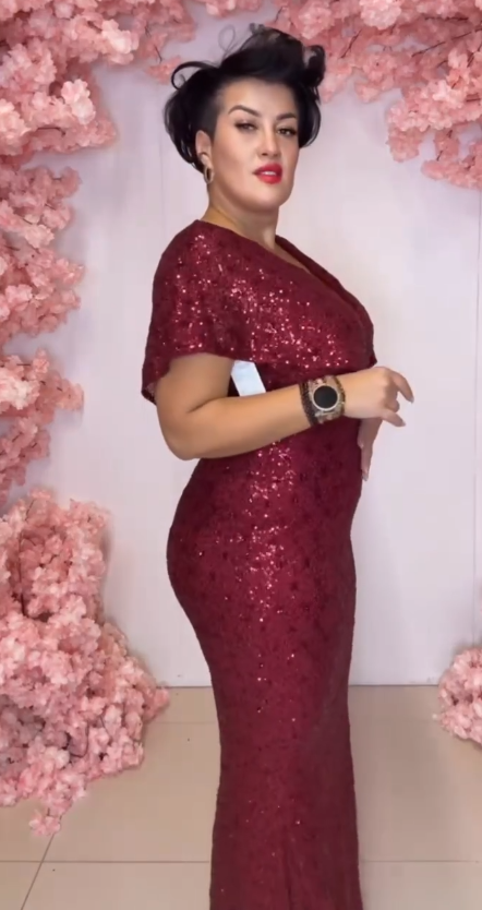 Sukienka z cekinami i dekoltem w serek, eleganckim krojem typu rybi ogon