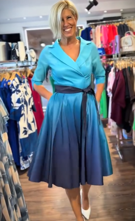 Sukienka z klapami i rękawem trzy czwarte