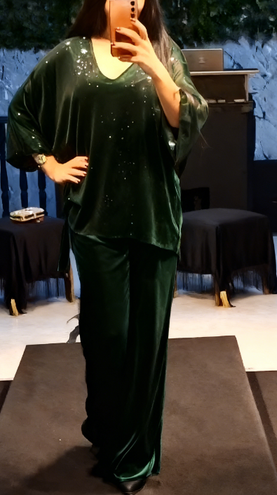 Strój składający się z koszuli z cekinami i długiej, zwiewnej, eleganckiej spódnicy.