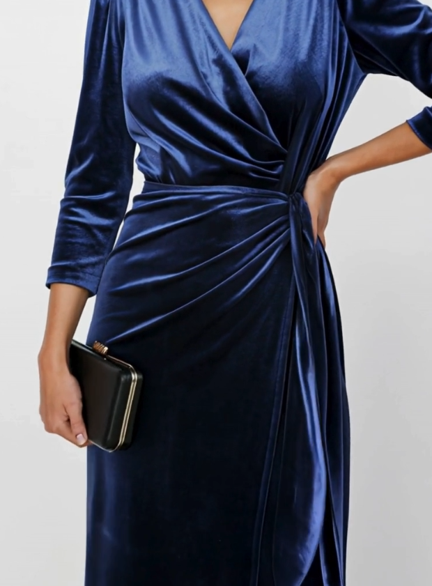 Sukienka z dekoltem w serek, plisowany fason, długie rękawy