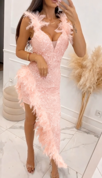 Asymetryczna sukienka z dekoltem w serek, pokryta cekinami, ze wzorami z piór na ramionach i dole.