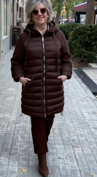 Płaszcz zimowy damski z kapturem i ozdobą w postaci frędzli