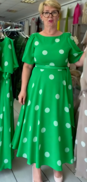 Elegancka sukienka damska z okrągłym dekoltem i wzorem w kropki w stylu retro