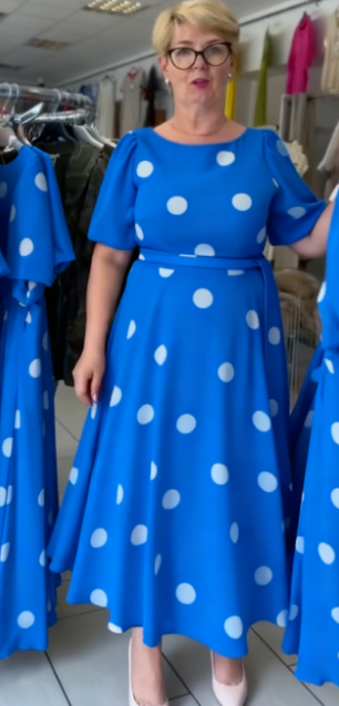 Elegancka sukienka damska z okrągłym dekoltem i wzorem w kropki w stylu retro
