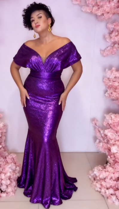 Sukienka z cekinami i dekoltem w serek, eleganckim krojem typu rybi ogon