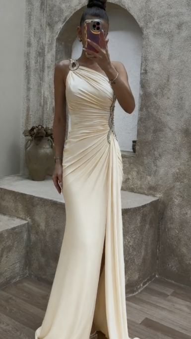 Sukienka z rozcięciem na jedno ramię, zdobiona cekinami