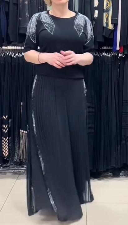 Elegancki garnitur z cekinowymi zdobieniami, krótkimi rękawami i okrągłym dekoltem.