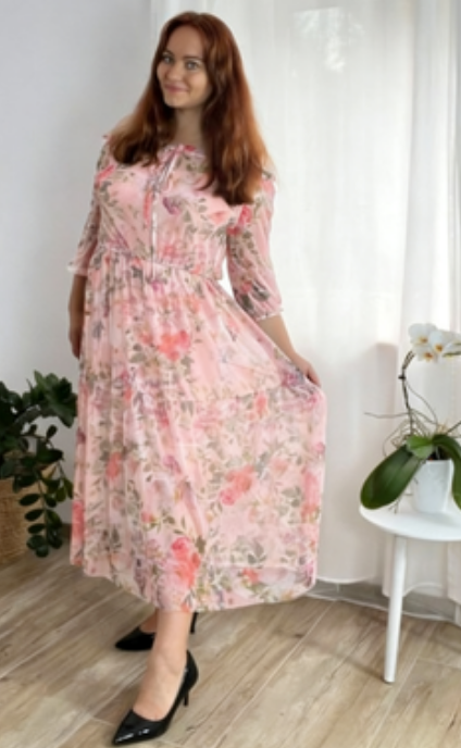 Sukienka z odkrytymi ramionami i półrękawem w nadruku