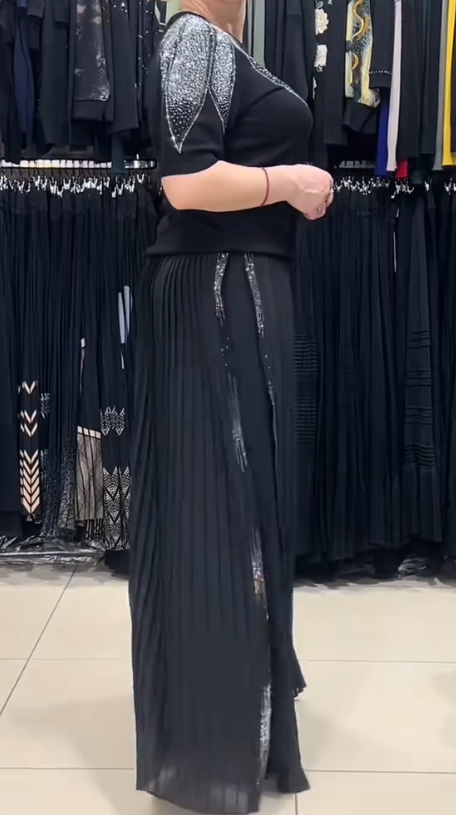 Elegancki garnitur z cekinowymi zdobieniami, krótkimi rękawami i okrągłym dekoltem.