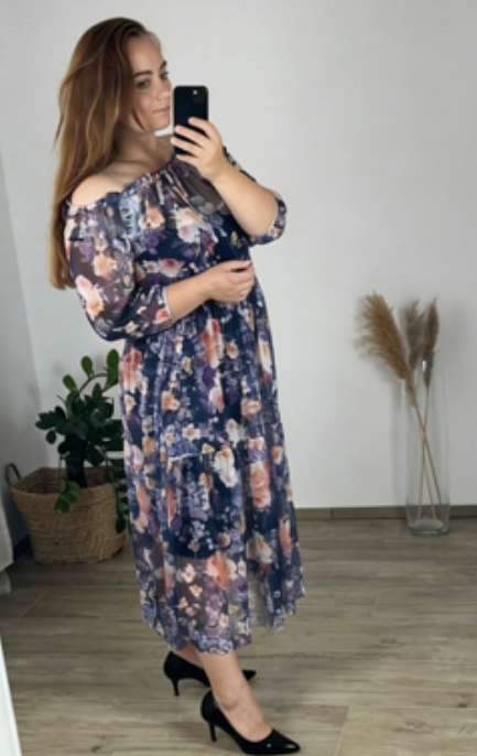 Sukienka z odkrytymi ramionami i półrękawem w nadruku