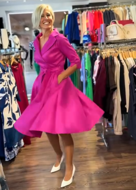 Sukienka z klapami i rękawem trzy czwarte