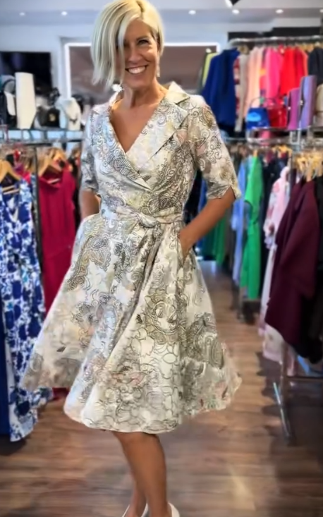 Sukienka z klapami i rękawem trzy czwarte