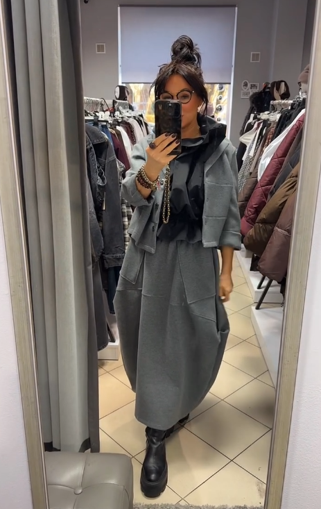 Płaszcz z kapeluszem i długą, luźną spódnicą z dużymi kieszeniami.