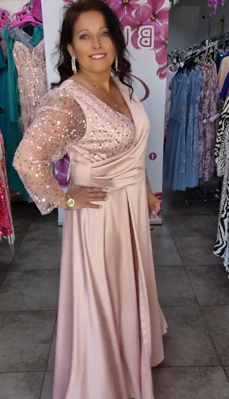 Sukienka z cekinami i dekoltem w serek