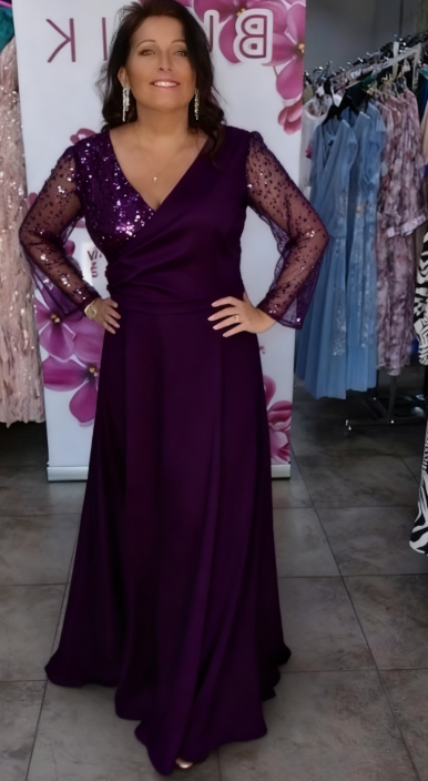 Sukienka z cekinami i dekoltem w serek