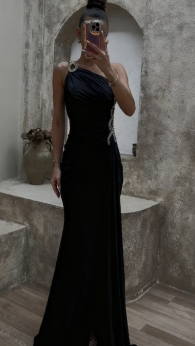 Sukienka z rozcięciem na jedno ramię, zdobiona cekinami