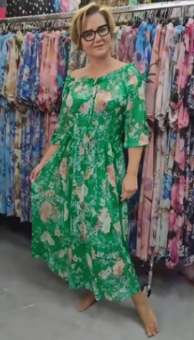 Sukienka z odkrytymi ramionami i półrękawem w nadruku