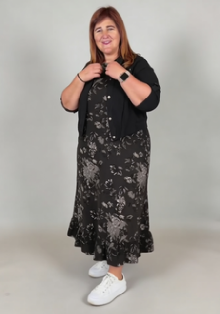 Luźna, bezrękawa sukienka w kwiaty w połączeniu z kurtką jeansową