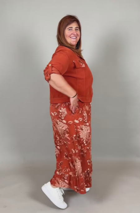 Luźna, bezrękawa sukienka w kwiaty w połączeniu z kurtką jeansową