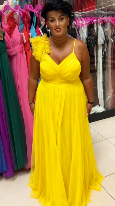 Sukienka z falbankami, tiulem, wysokim rozcięciem na jedno ramię