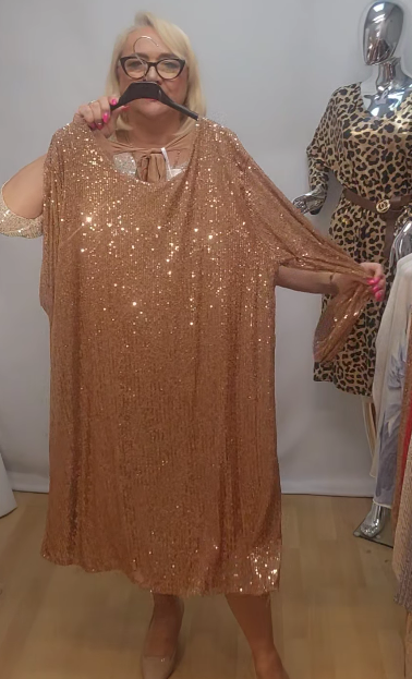 Sukienka z cekinami i okrągłym dekoltem oraz rękawami o długości 3/4
