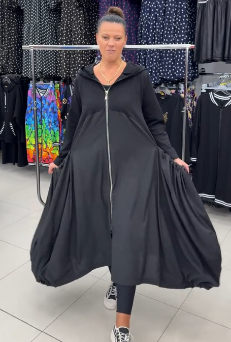 Długi płaszcz z kapturem i zamkiem błyskawicznym