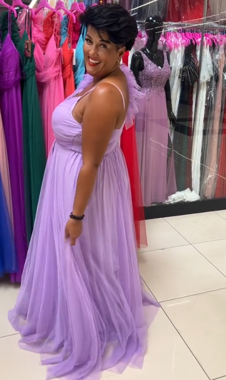 Sukienka z falbankami, tiulem, wysokim rozcięciem na jedno ramię