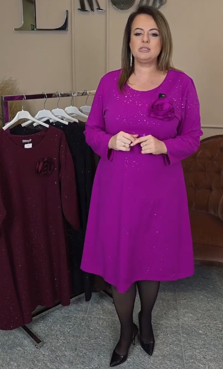 Elegancka sukienka z okrągłym dekoltem ozdobiona cekinami i kwiatowymi aplikacjami.