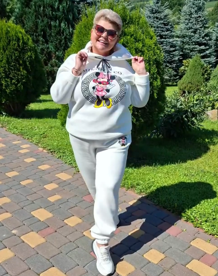 Luźny dres z motywem Myszki Miki i kapturem