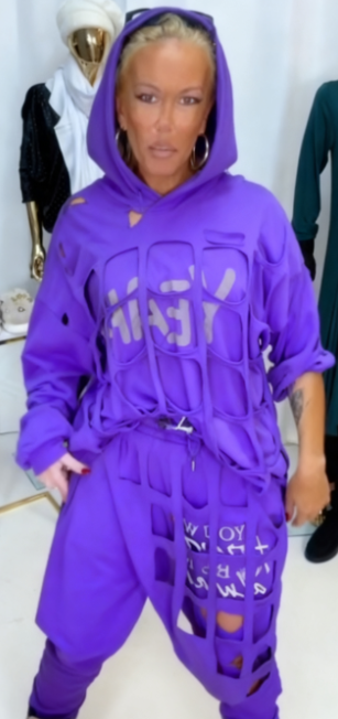 Dwuczęściowy komplet zawiera ubrania z nadrukowanymi literami i wycinanymi wzorami.