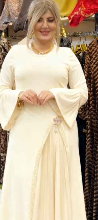 Sukienka z okrągłym dekoltem i rękawami w kształcie dzwonów, ozdobiona cekinami.