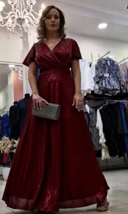 Dekolt w serek, skrzyżowany krój z przodu, rozszerzane rękawy, sukienka