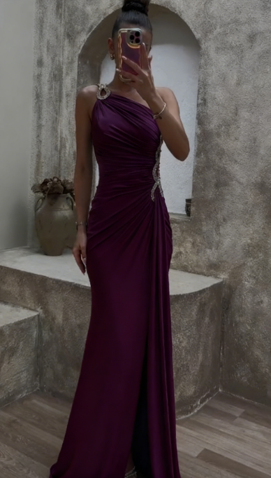 Sukienka z rozcięciem na jedno ramię, zdobiona cekinami