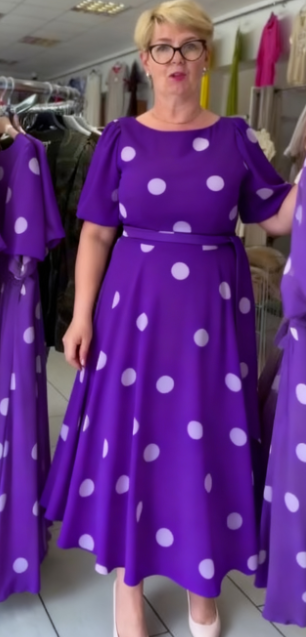 Elegancka sukienka damska z okrągłym dekoltem i wzorem w kropki w stylu retro
