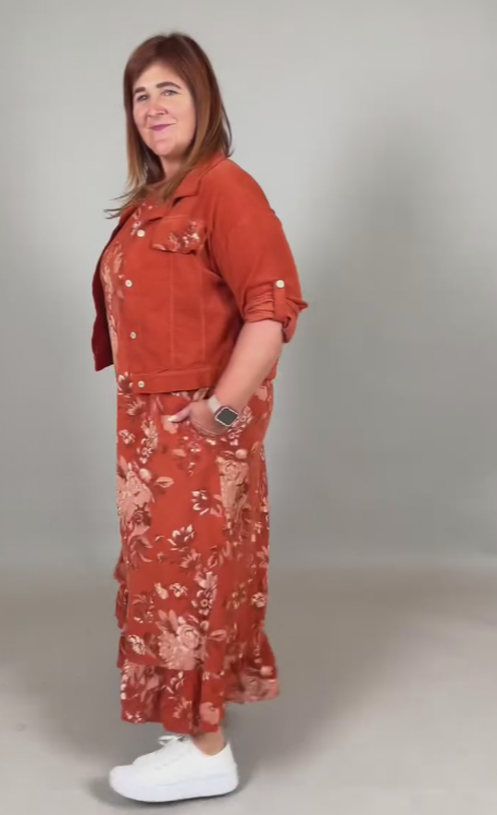 Luźna, bezrękawa sukienka w kwiaty w połączeniu z kurtką jeansową