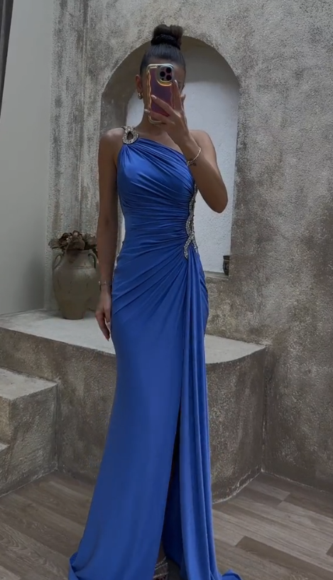 Sukienka z rozcięciem na jedno ramię, zdobiona cekinami