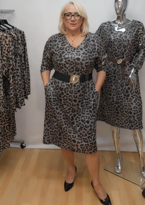 👗Sukienka z dekoltem w serek, stylowym paskiem z ozdobnymi klamrami, kieszeniami i wyjątkowym nadrukiem w panterkę