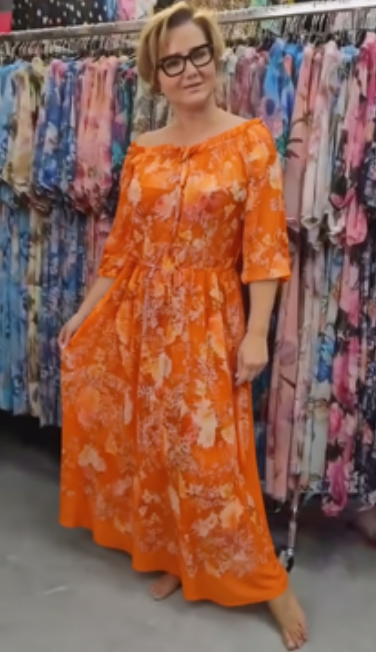 Sukienka z odkrytymi ramionami i półrękawem w nadruku