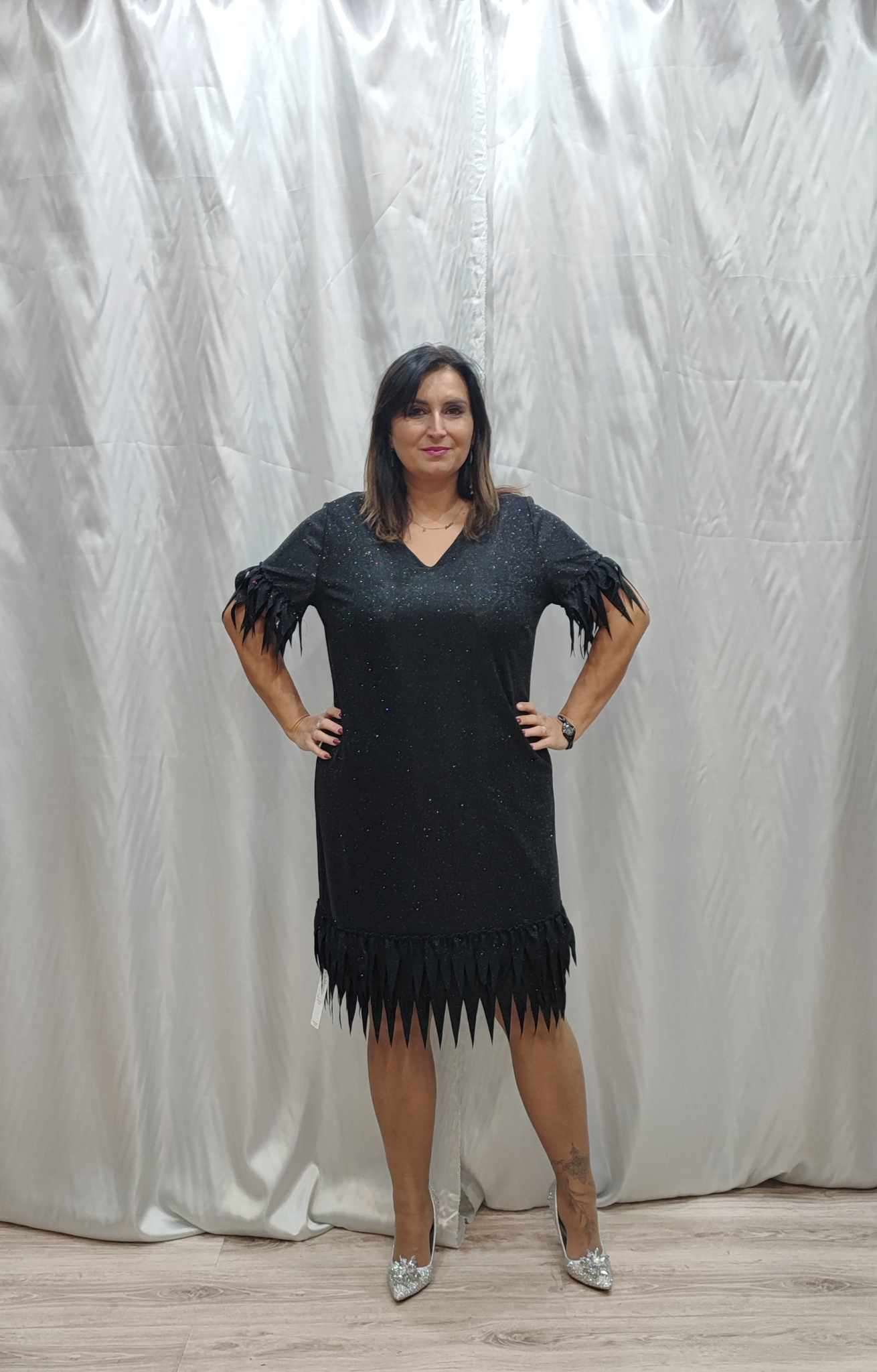 Sukienka z dekoltem w serek, cekinami i frędzlami