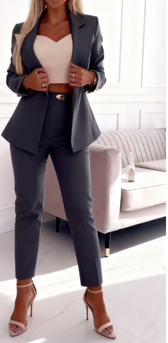 Damski, casualowy garnitur w jednolitym kolorze, z długimi rękawami i klapami