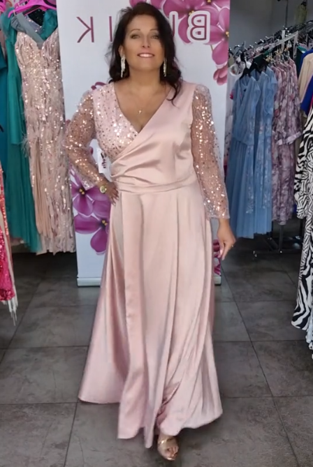 Sukienka z cekinami i dekoltem w serek