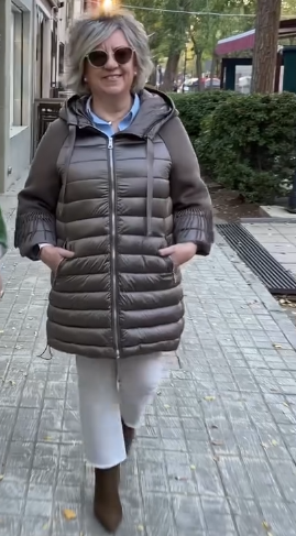 Płaszcz zimowy damski z kapturem i ozdobą w postaci frędzli