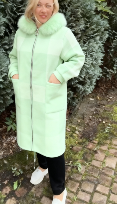 Elegancki, kratkowany płaszcz z kapturem, wykończony futerkiem.
