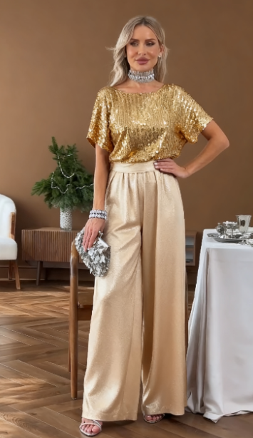 Garnitur z krótkim rękawem i okrągłym dekoltem, ozdobiony cekinami.