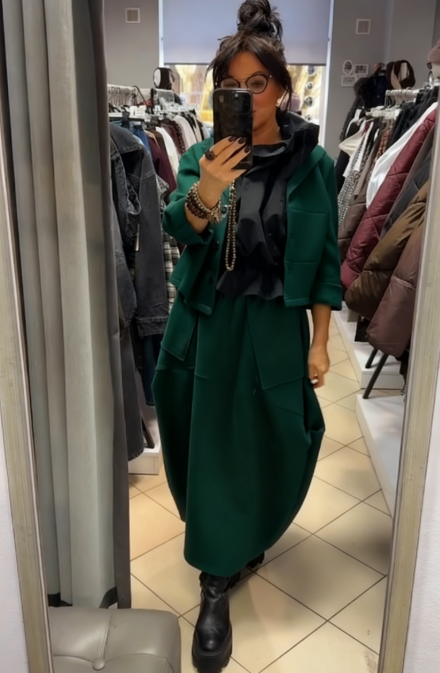 Płaszcz z kapeluszem i długą, luźną spódnicą z dużymi kieszeniami.