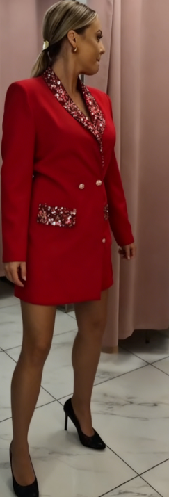 Elegancki kombinezon z cekinowym kołnierzykiem i swobodnym krojem