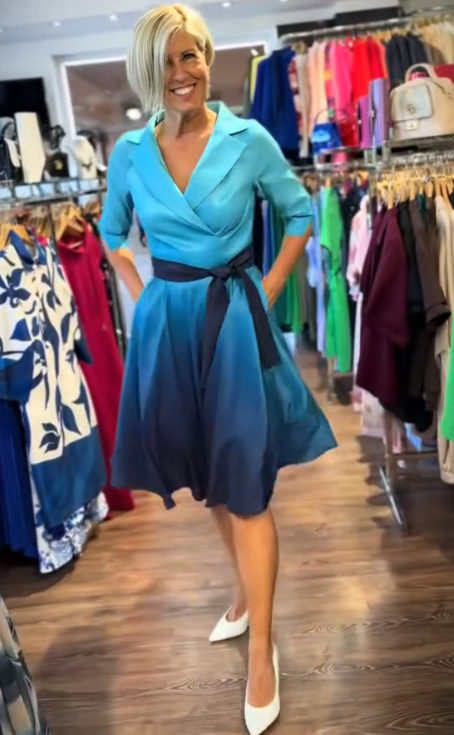 Sukienka z klapami i rękawem trzy czwarte