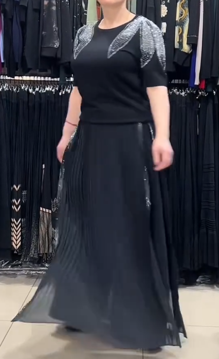 Elegancki garnitur z cekinowymi zdobieniami, krótkimi rękawami i okrągłym dekoltem.